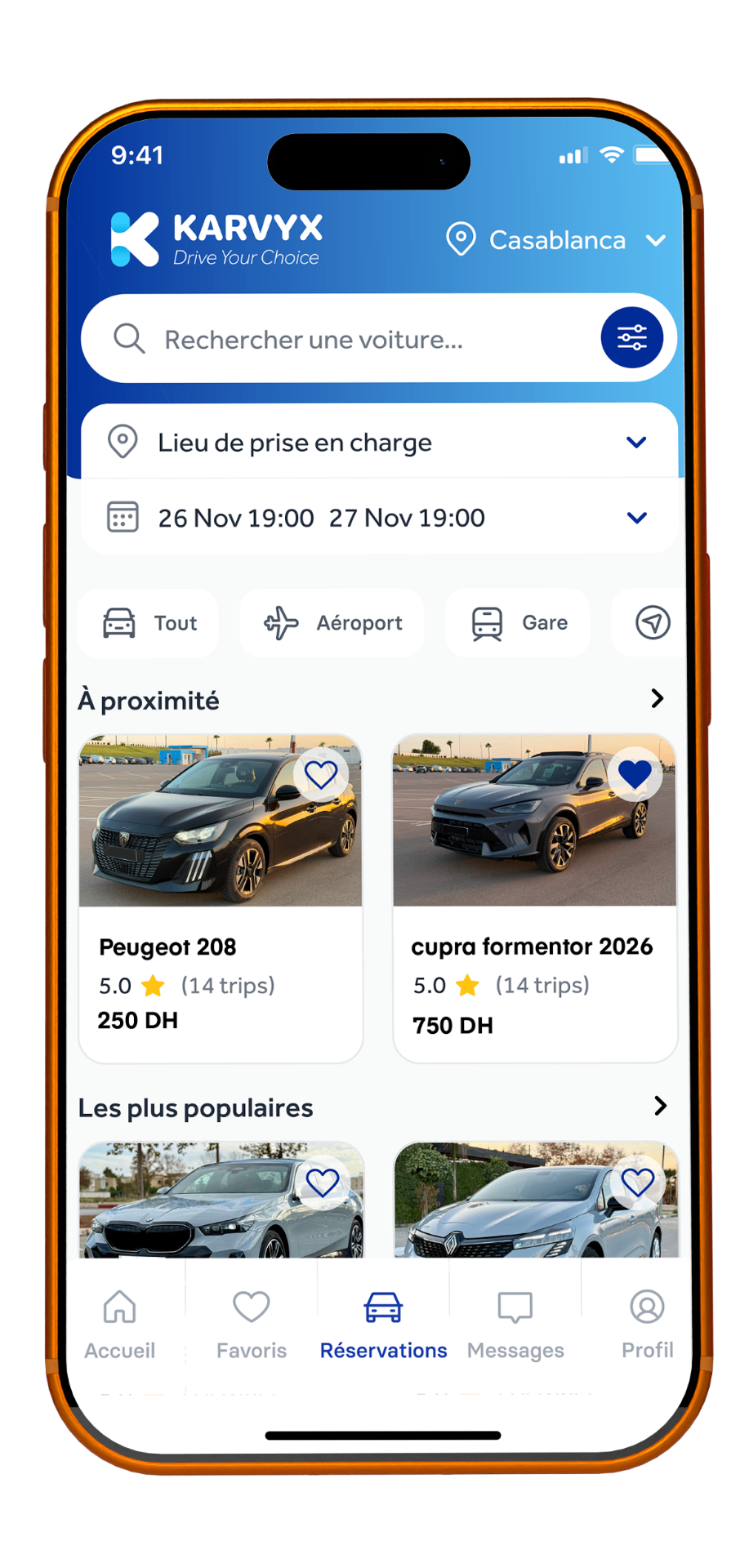 Vista previa de la aplicación móvil KARVYX mostrando la pantalla de inicio: barra de búsqueda, selección de lugar y fechas, filtros (Todos, Aeropuerto, Estación) y lista de coches para alquilar cerca (Peugeot 208, Cupra Formentor).